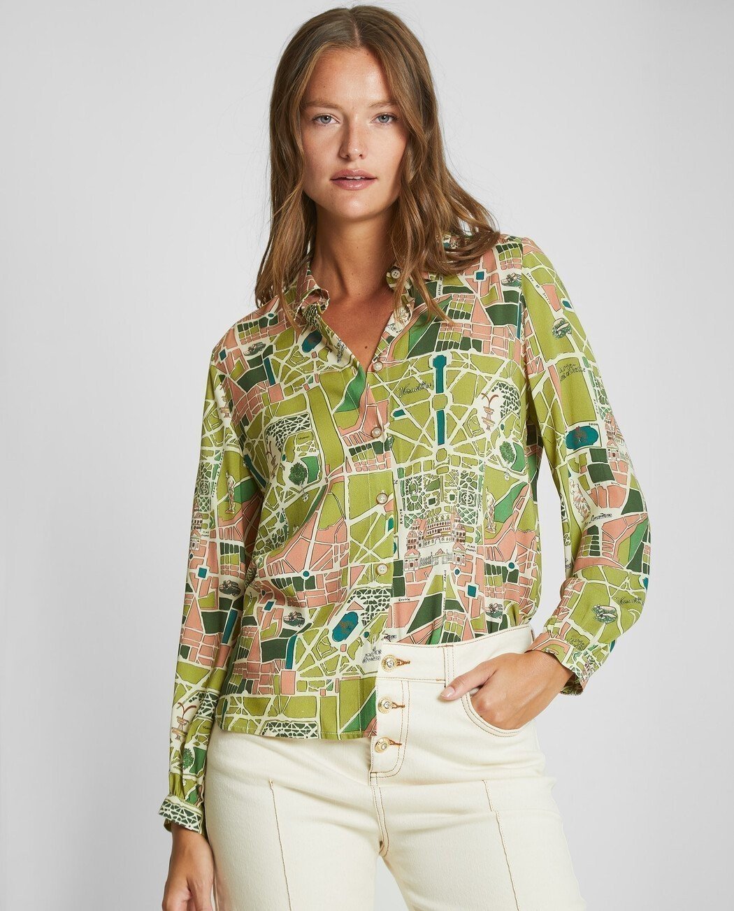 CAMISA CON MAPA ESTAMPADO