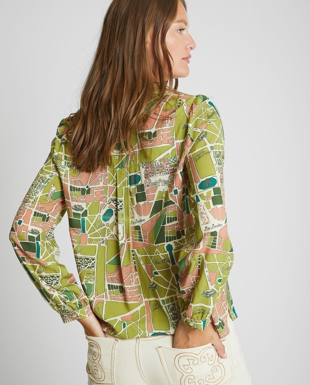 CAMISA CON MAPA ESTAMPADO